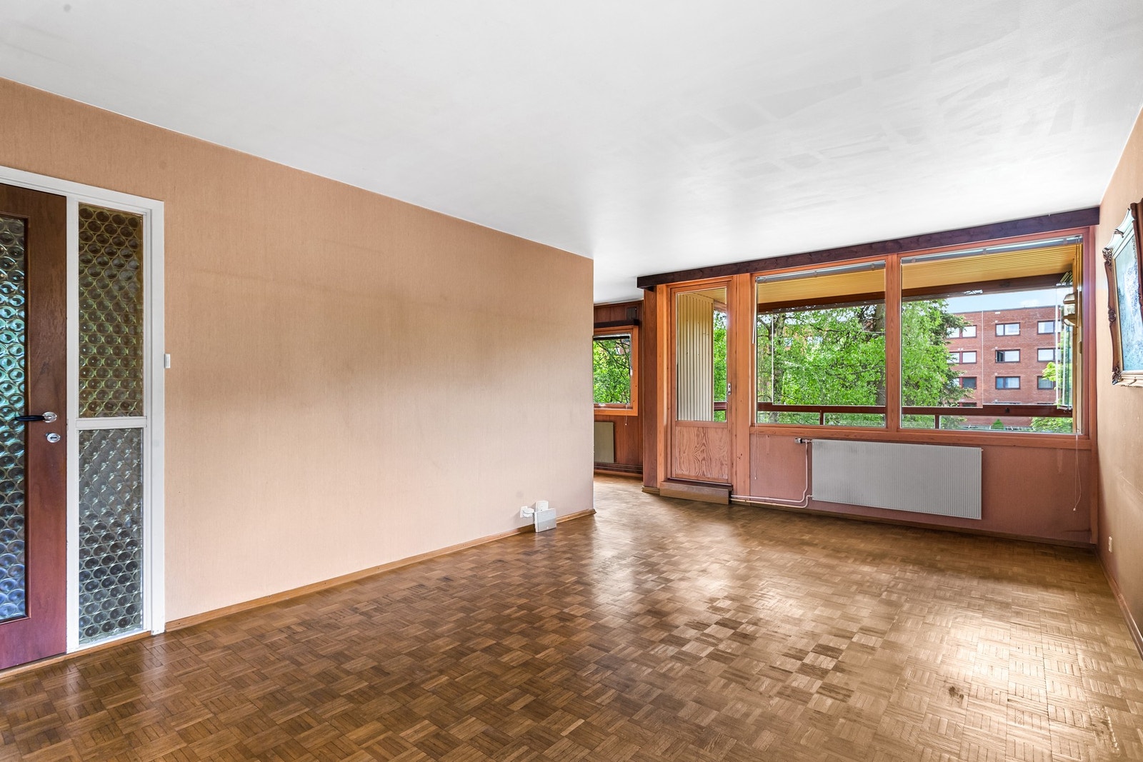 Stuen har 5-stavs parkett og fungerer som et naturlig samlingspunkt i boligen. Galleribilde