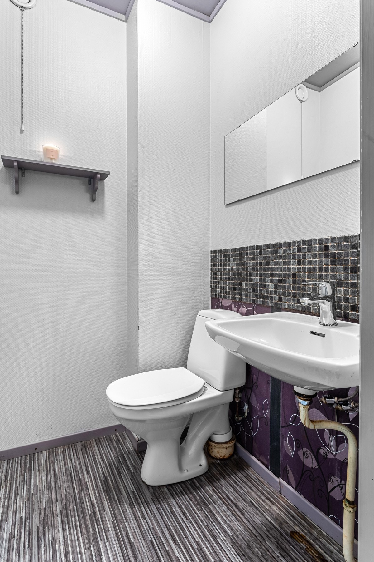 Vegg i vegg med badet ligger det et svært praktisk wc-rom, innredet med toalett og servant. Galleribilde
