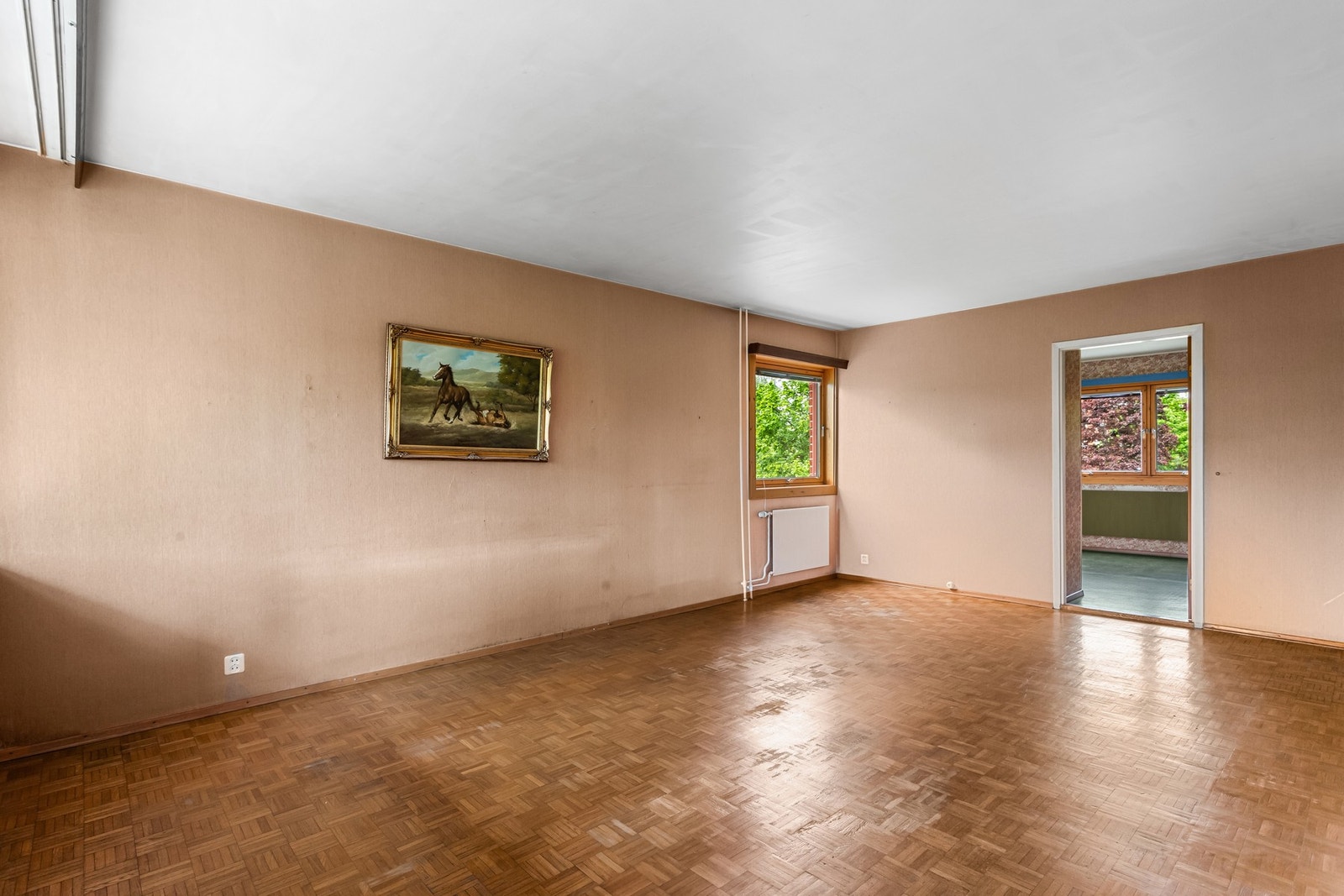 Lys og romslig stue med plass til ønsket møblement. Både oppvarming og varmtvann (a-konto) er inkl. felleskostnadene. Galleribilde