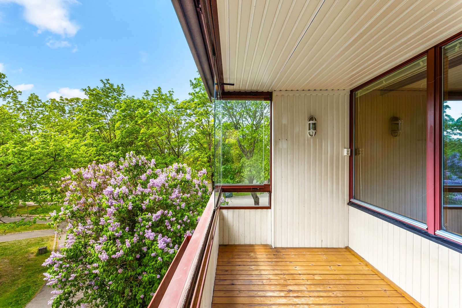 Balkongen har tilfarergulv av tre med terrassebord, og dobbel stikkontakt på veggen, og fjernstyrte utvendige screens i fronten som gir god skjerming for sol og innsyn. Galleribilde