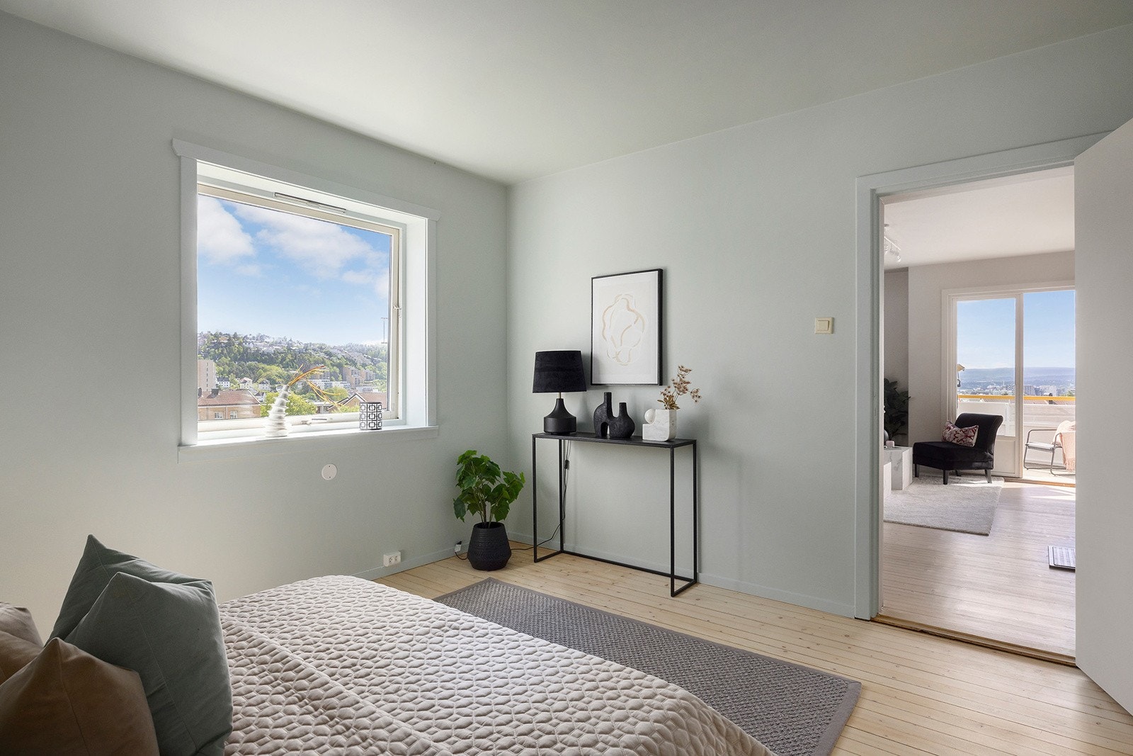 Gjennomgående endeleilighet med meget gode utsikts- og lysforhold Galleribilde