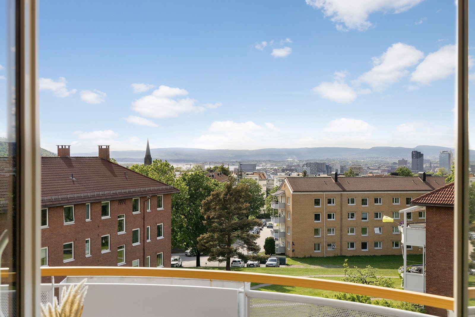 Flott utsikt mot fjorden Galleribilde