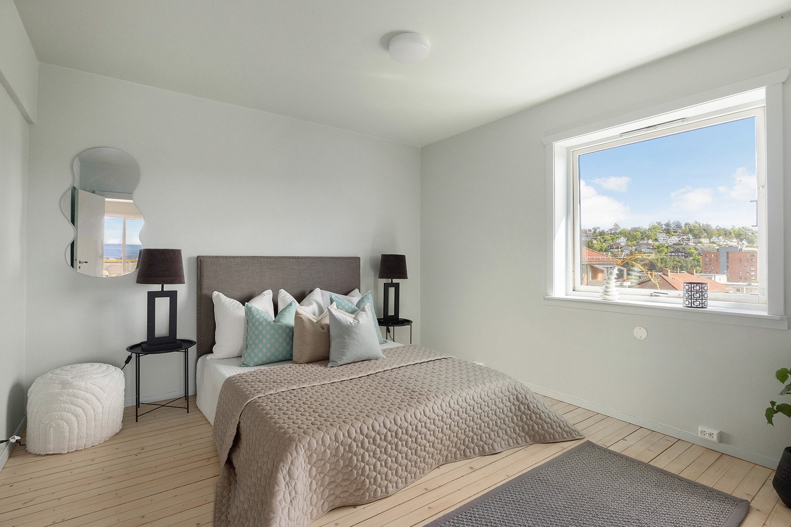 Romslig soverom med meget god plass til dobbelseng mm Galleribilde