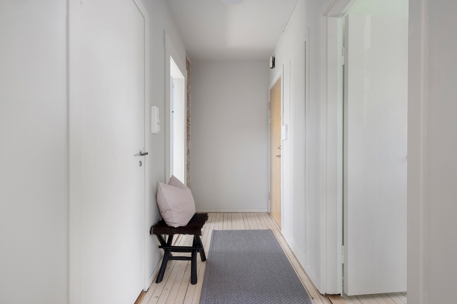 Entré med praktisk plassbygget skap. Deler av vegg i tegl Galleribilde