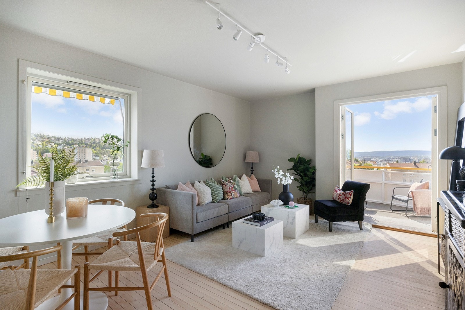 Overflater og originale tregulv pusset opp i 2025. Flott tofløyet balkongdør Galleribilde