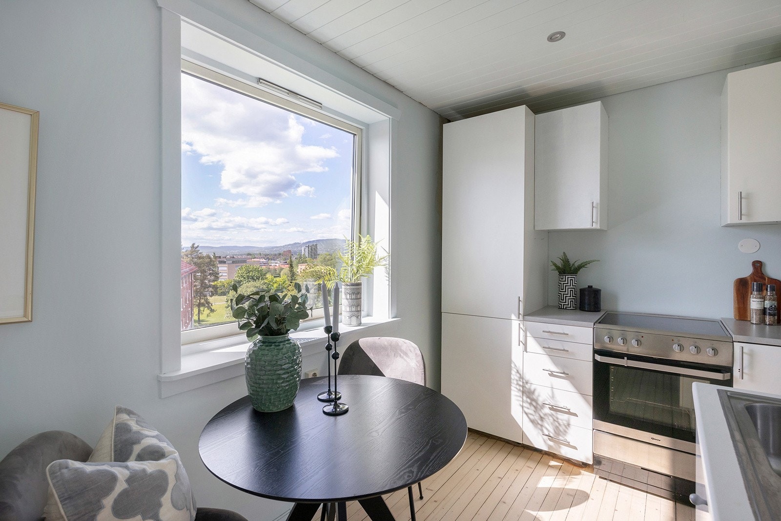 Kjøkken med fin plass til spisebord Galleribilde