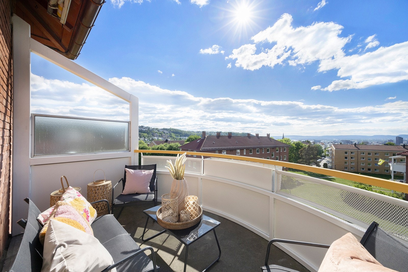 Solrik romslig balkong Galleribilde