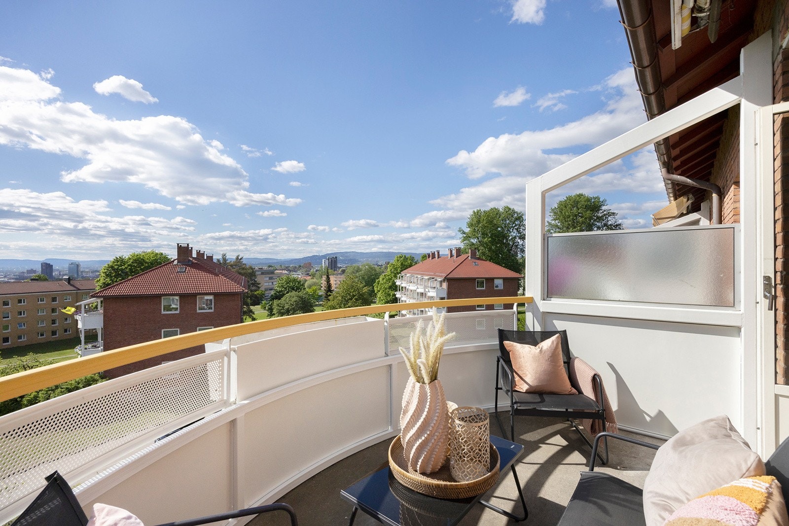 Balkong med markise Galleribilde