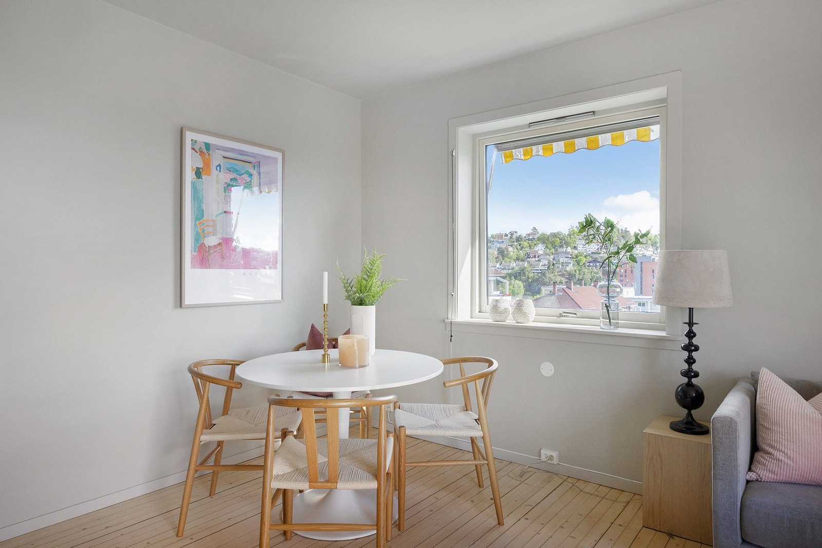 Vindu på gavlvegg med flott utsikt fra spiseplass i stuen Galleribilde