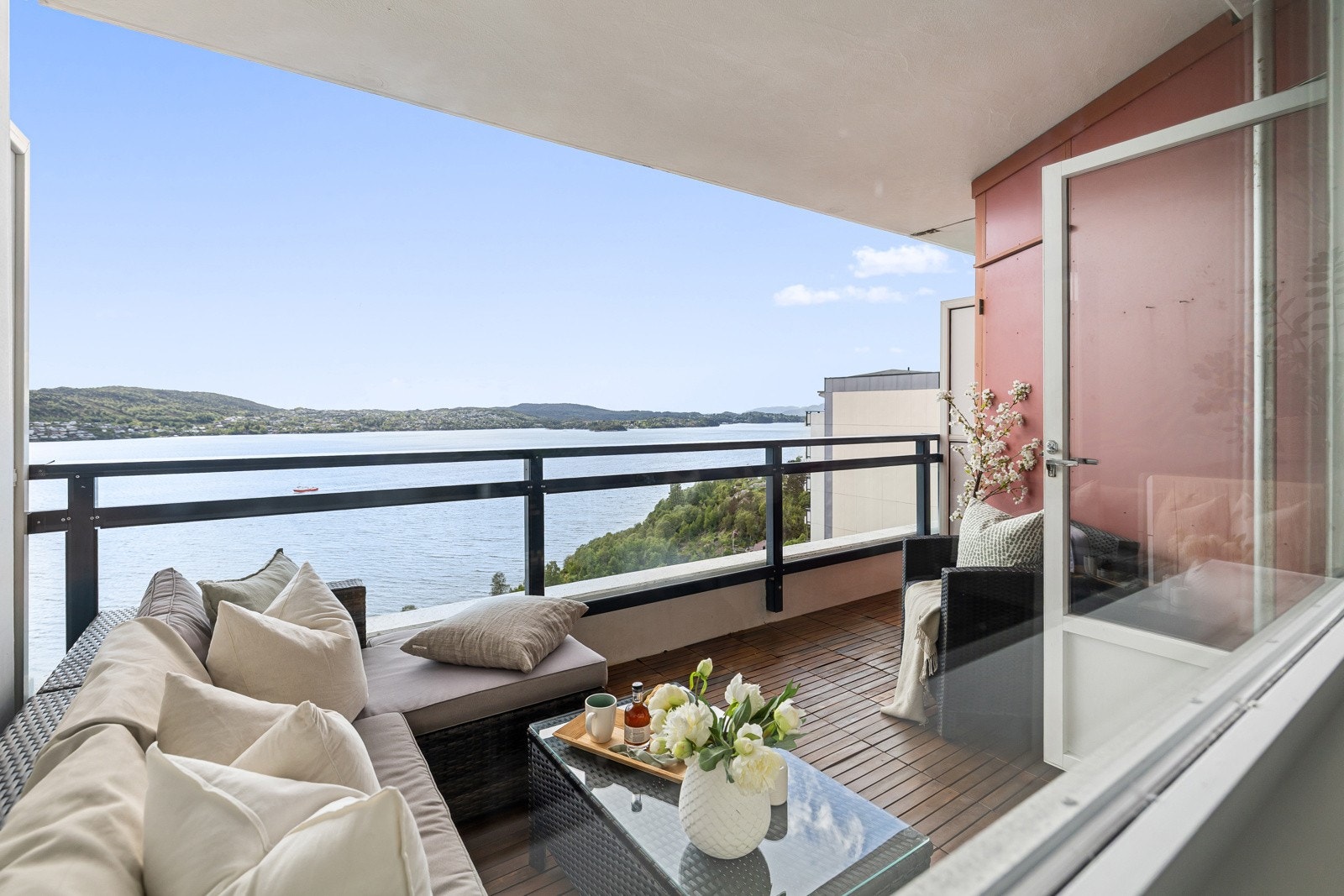 Vestvendt balkong på hele 11 kvm med svært gode sol og utsiktsforhold Galleribilde