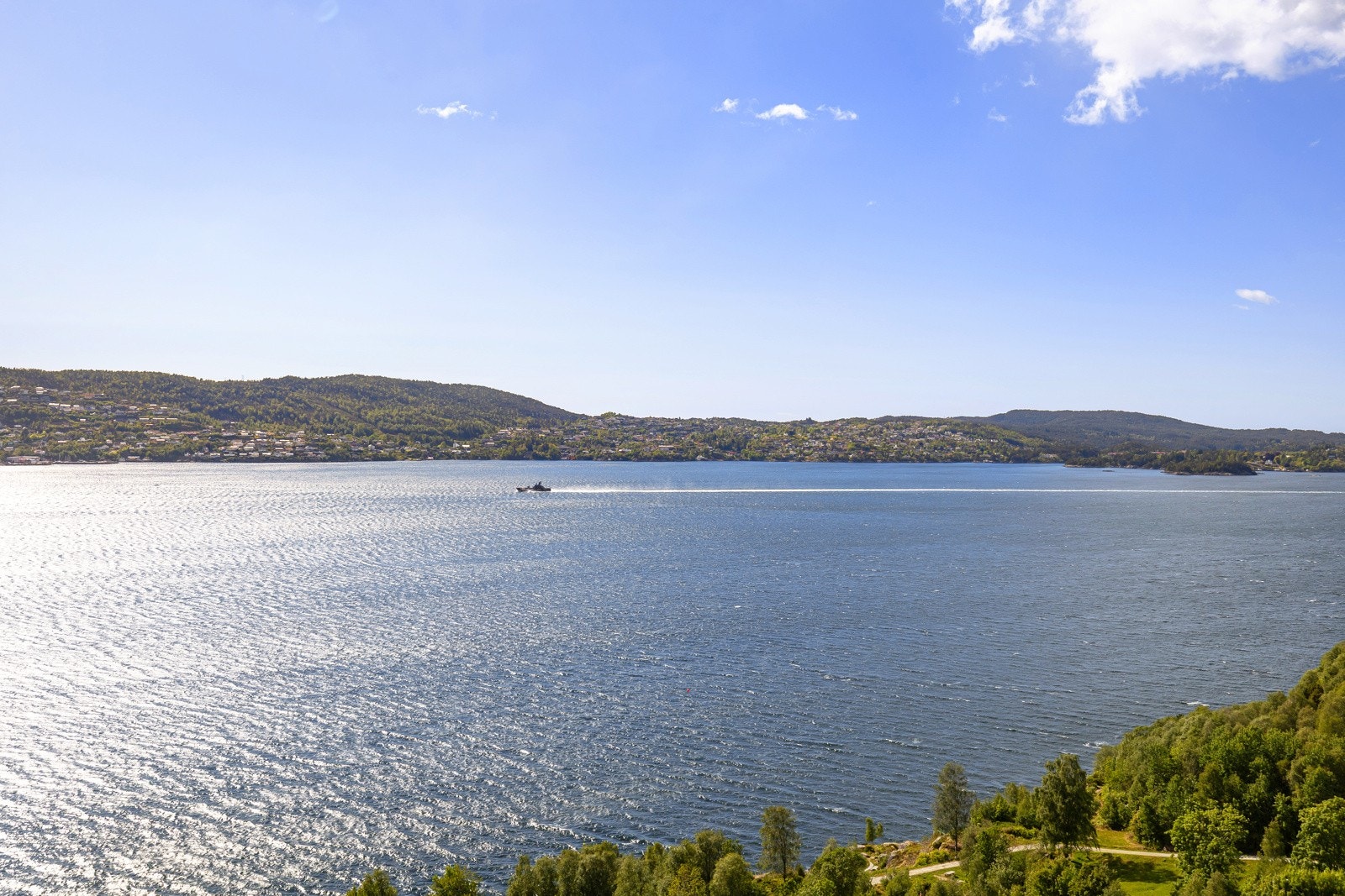 Utsikt fra balkongen. Her kan du følge med på skipstrafikken Galleribilde