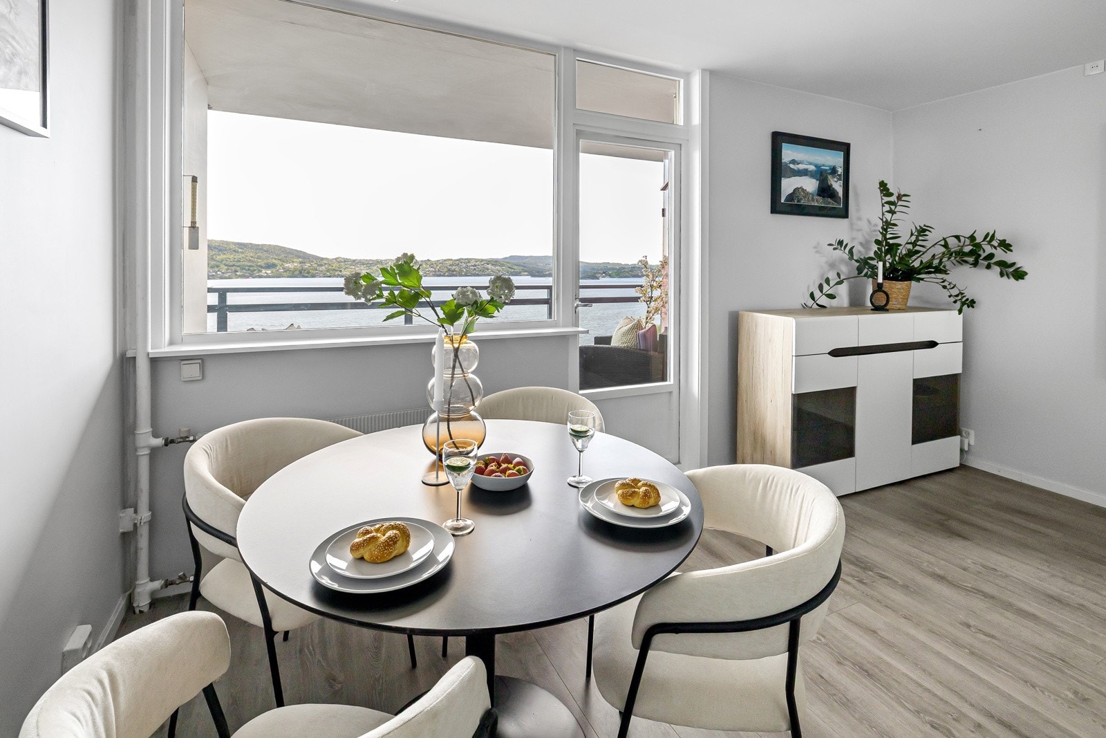 Stuen har plass til både sofa- og spisegruppe Galleribilde