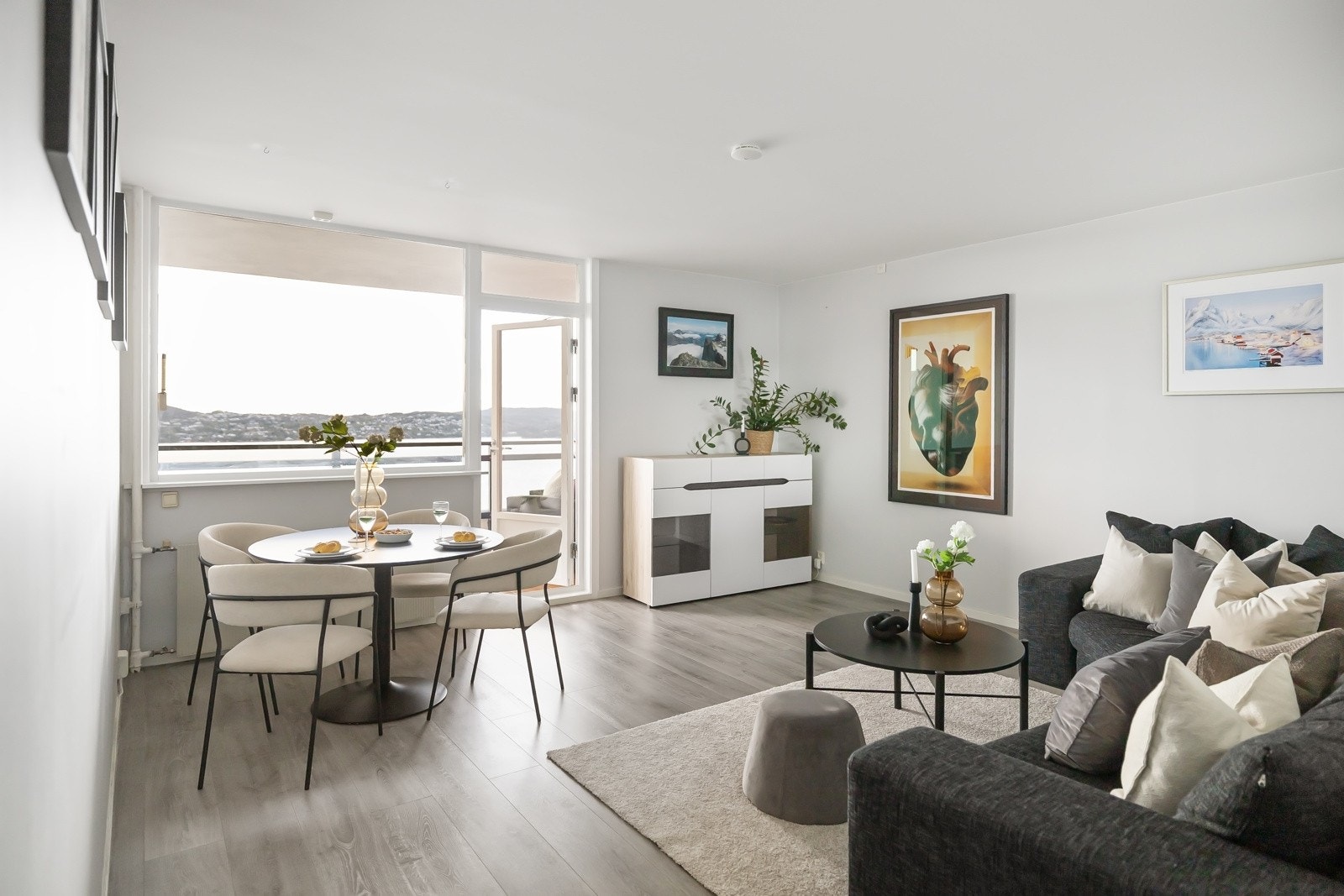 Kommunale avgifter, sentralvarme, varmtvann, tv, internett, renter og avdrag fellesgjeld ++ er inkl. i felleskostnadene Galleribilde