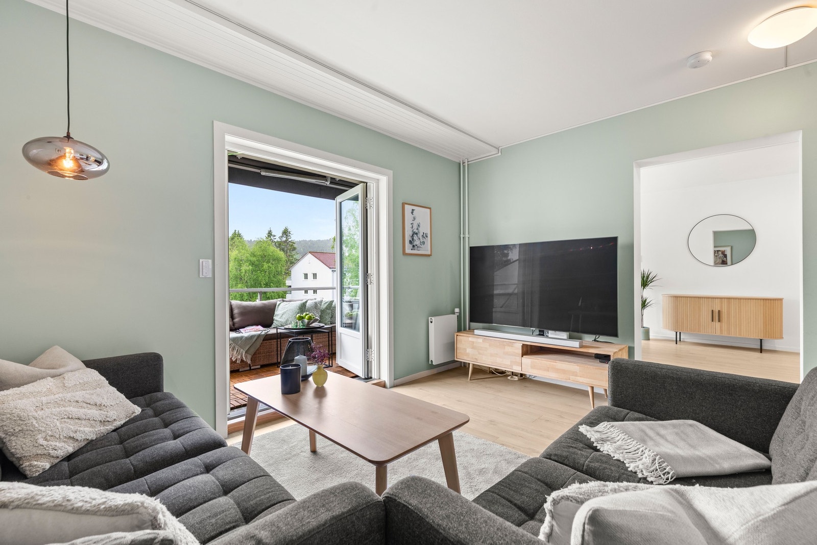 Lys og romslig stue med utgang til balkong. Galleribilde