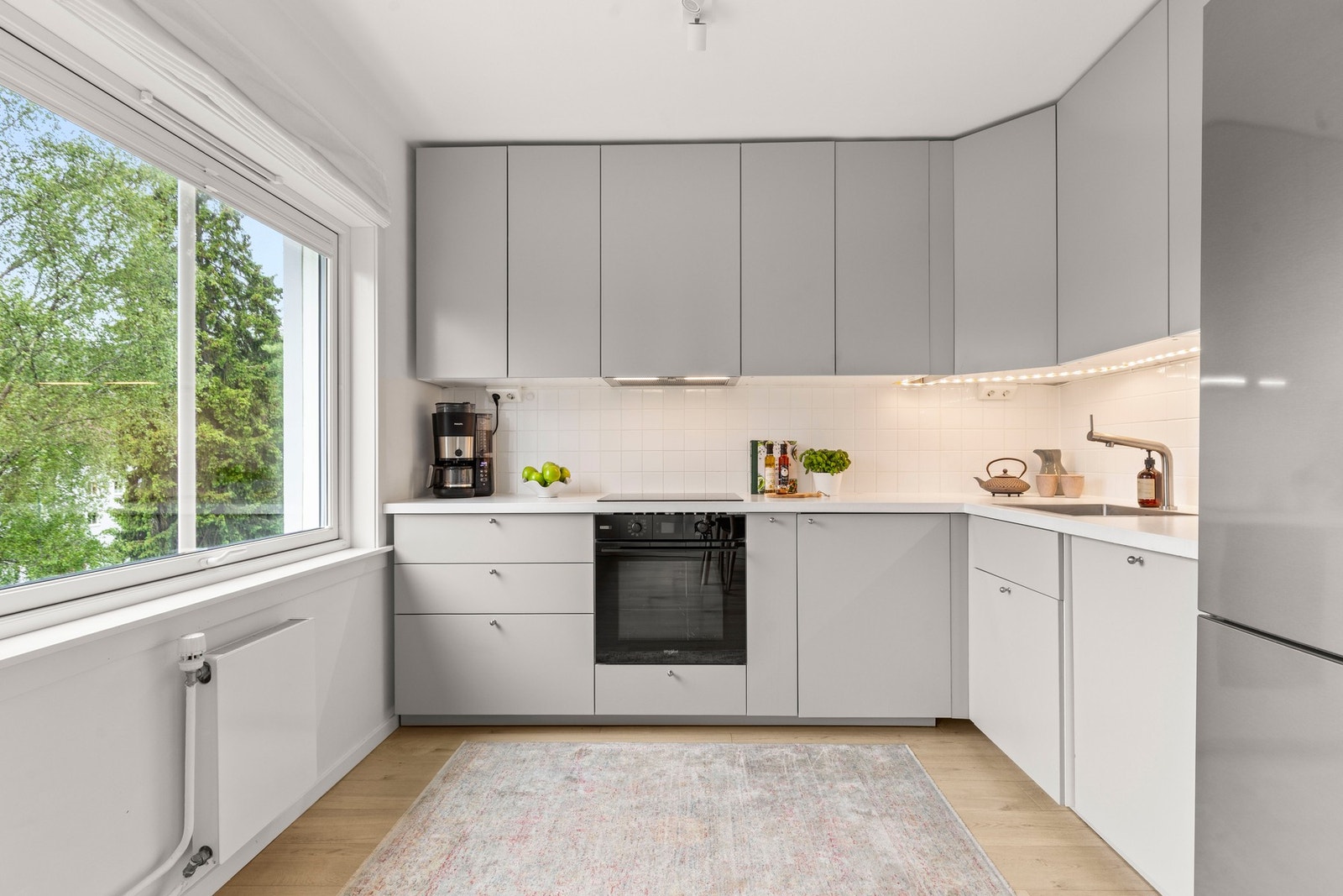 Ikea kjøkkeninnredning fra 2020 med glatte fronter og laminat benkeplater. Galleribilde