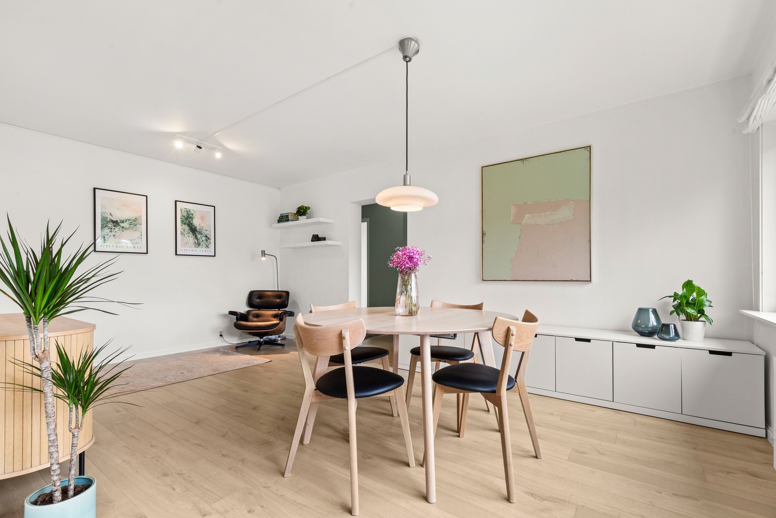 Her er det god plass til et stort spisebord, perfekt for både hverdagsmåltider og hyggelige sammenkomster. Galleribilde