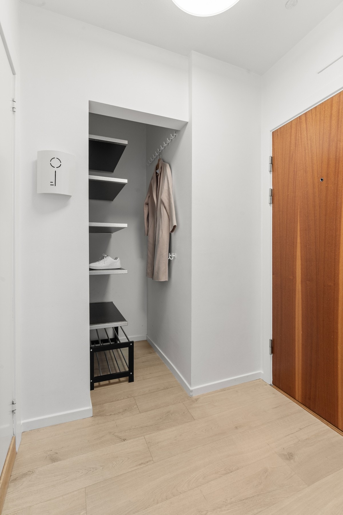 Entrè med plass til å henge fra seg klær og sette fra seg sko. Galleribilde