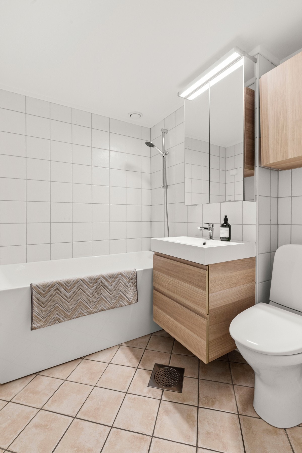 Badet ble rehabilitert i 2005 i regi av Borettslaget. Sanitærutstyr og innredning fra 2020. Galleribilde