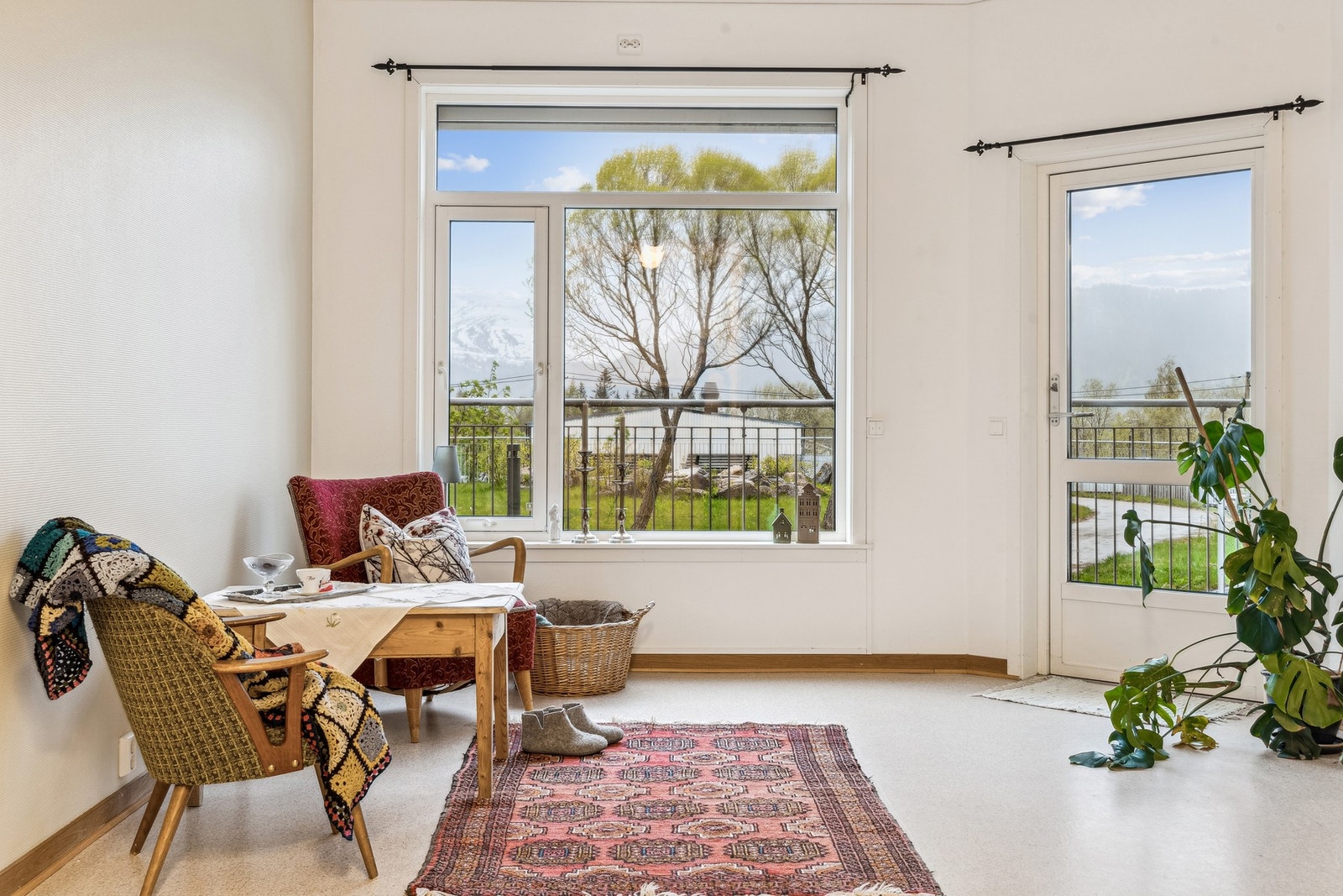 Oppvarming med vannbåren gulvvarme via sentralanlegg i alle gulv. Galleribilde