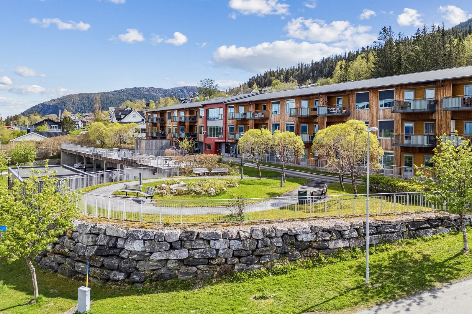 Her kan man ta rolige spaserturer, nyte synet av fjordlandskapet eller bare sitte på en benk og la tankene vandre Galleribilde