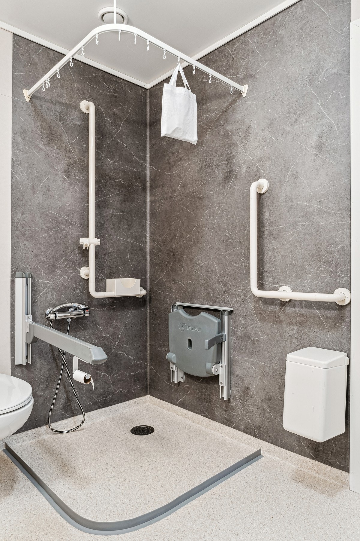 På badet er det opplegg for vaskemaskin. Galleribilde