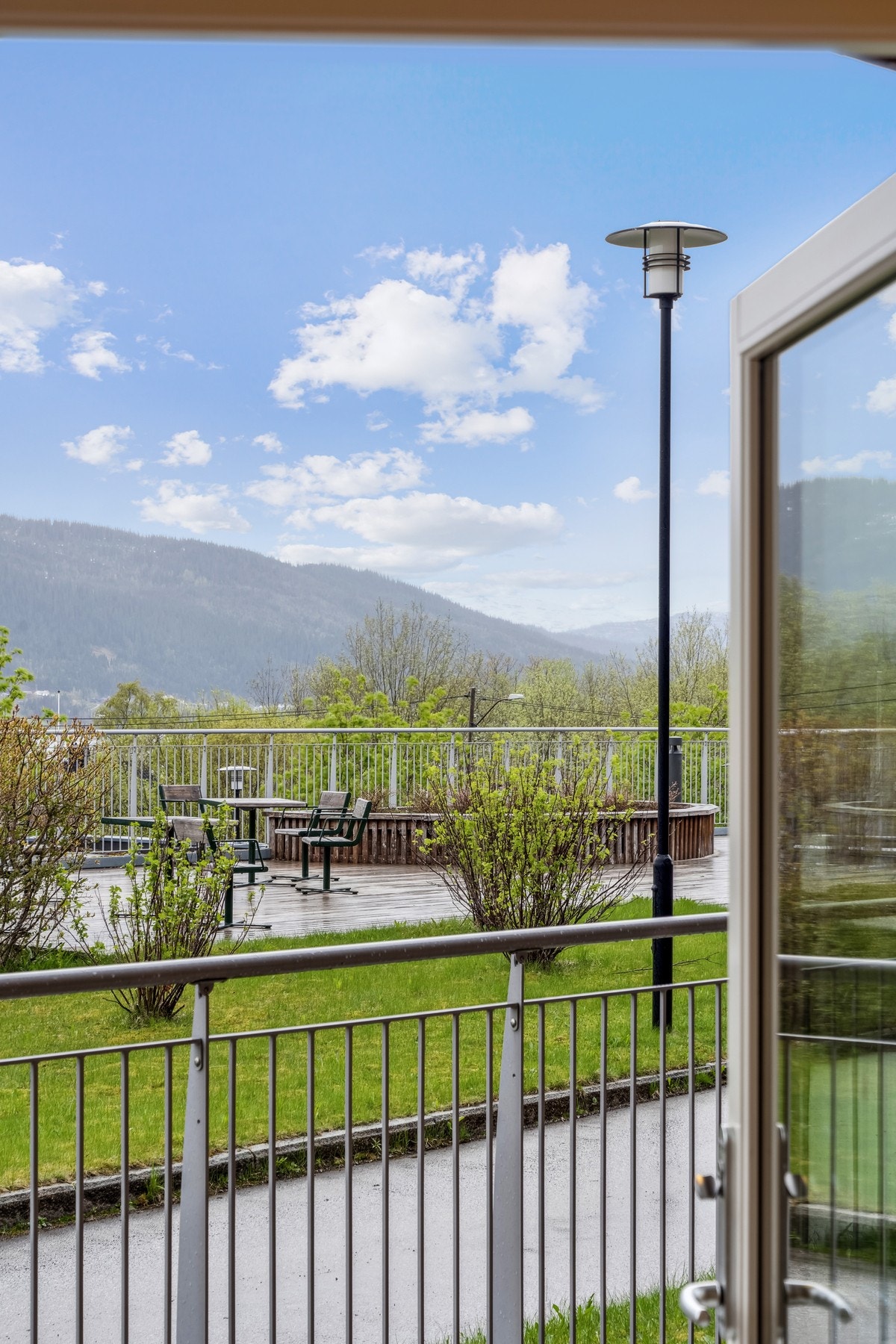 Leiligheten har utgang fra stue til markterrasse. Terrassen er steinbelagt med heller og ligger på terrengnivå. Galleribilde