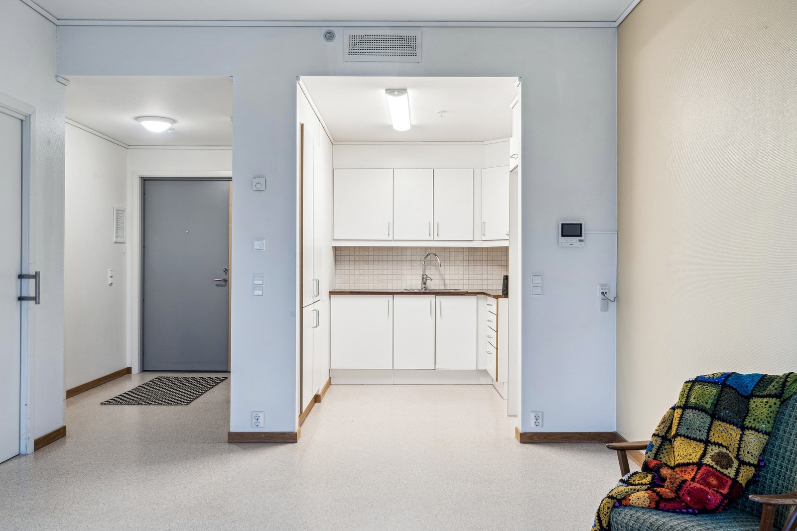 Delvis åpen planløsning mellom stue og kjøkken. Galleribilde