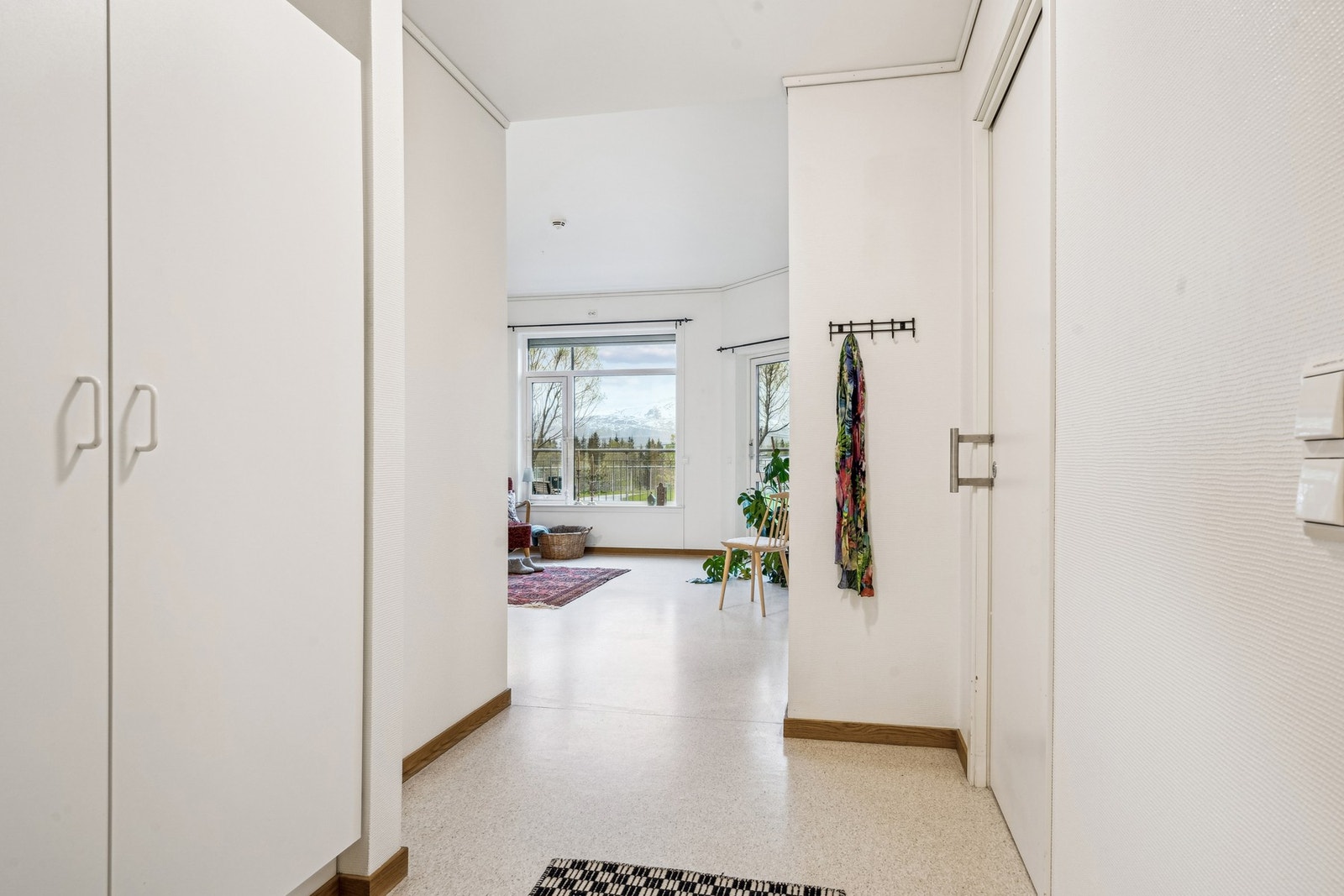 Praktisk entré med god plass til å oppbevare yttertøyet. Galleribilde