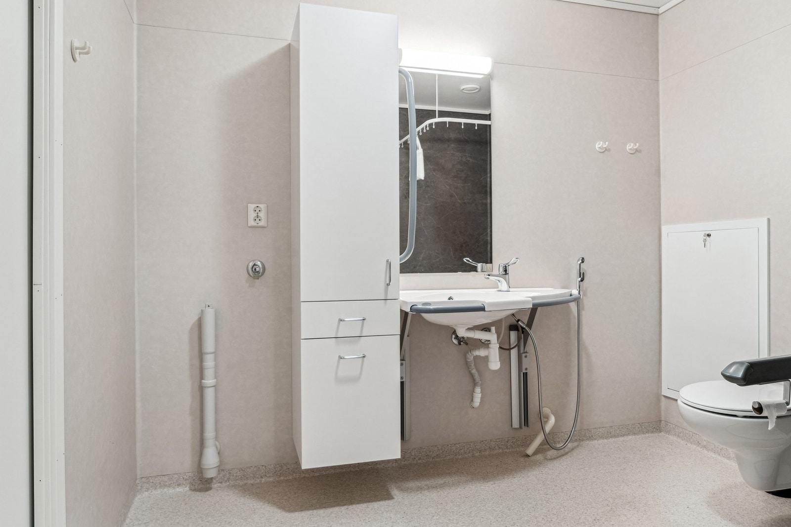 Rommet er utstyrt med baderomsinnredning med servant, speil og
oppbevaringsskap. Galleribilde