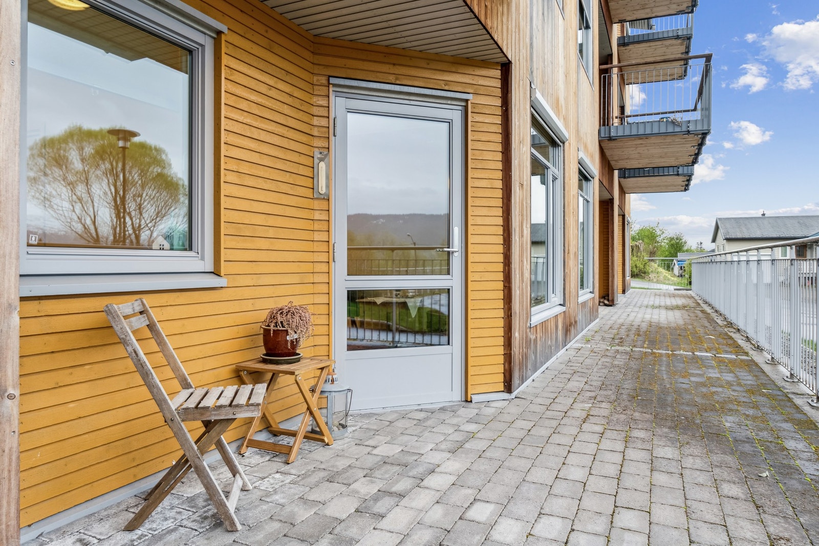 Det er naturligvis heis i bygget. For de som har bil er her carporter som kan søke om. Galleribilde