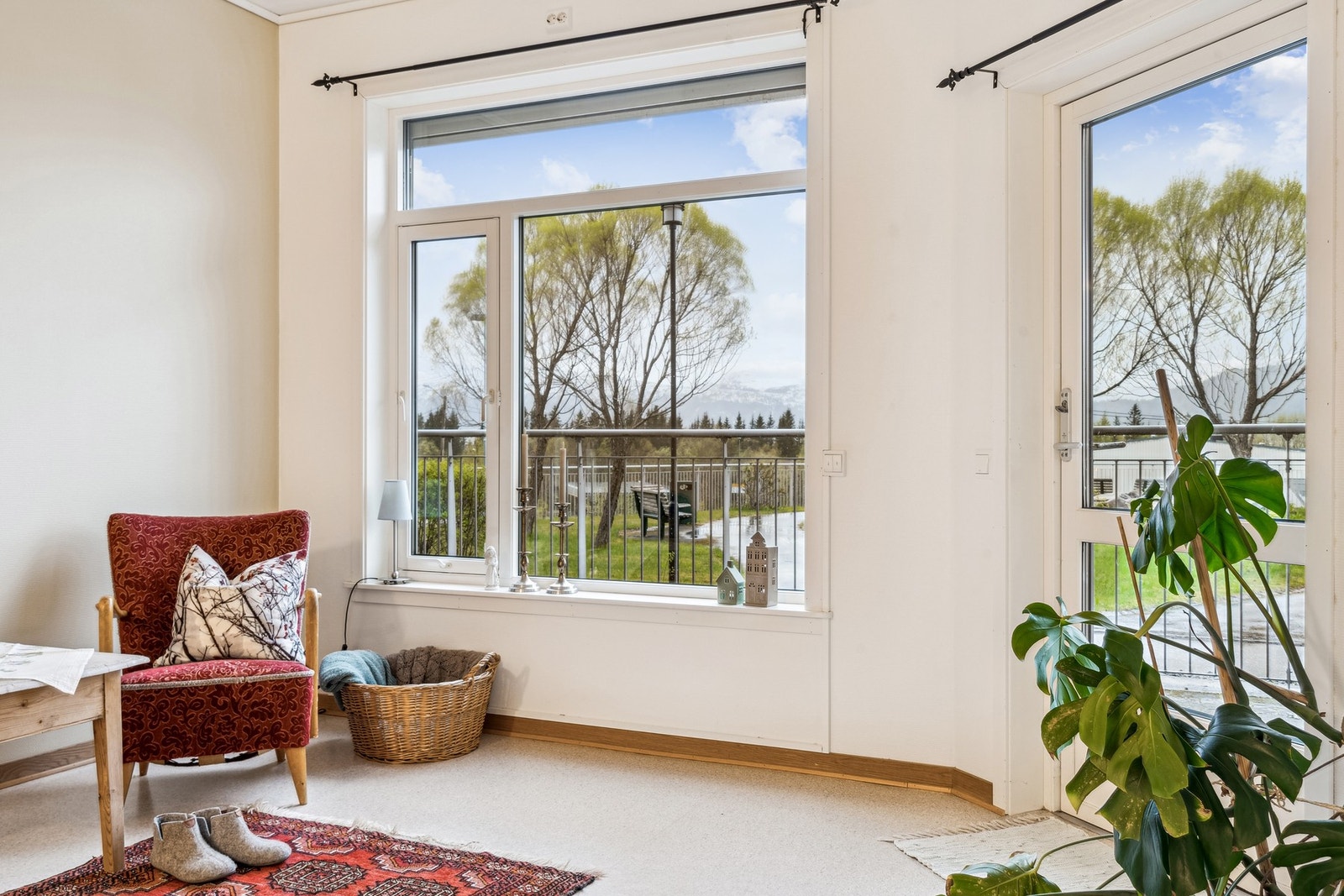 Bygget ligger fint til med utsikt over Ranfjorden. Kort gangavstand til blant annet Hauknes marina, Hauknesstranda og lokalbutikken. Galleribilde