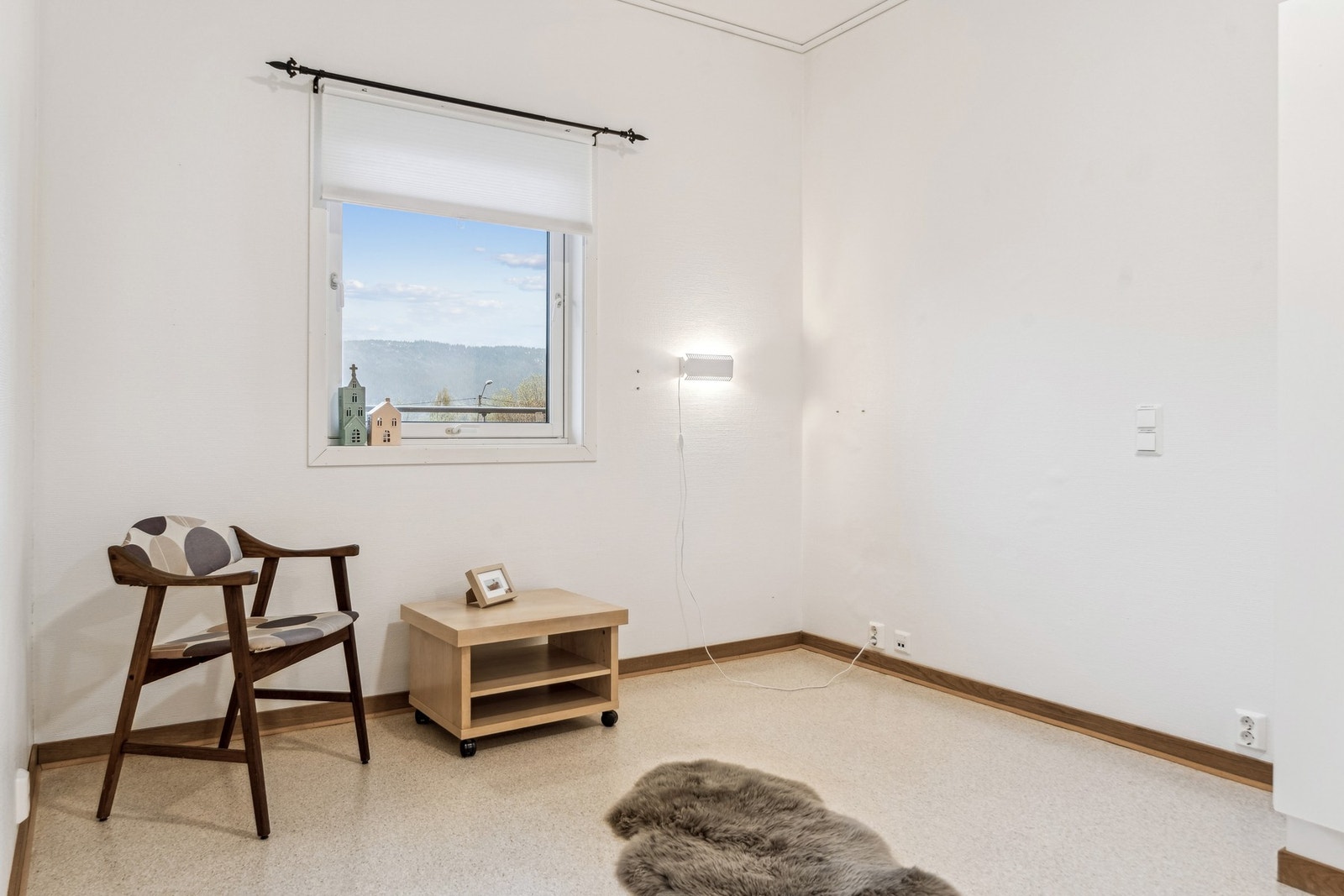 Veggflatene er hovedsakelig kledd med malte glassfiberstrier. Dette er en robust og slitesterk overflate som egner seg for vask og mindre støt uten å få vesentlig skade. Galleribilde