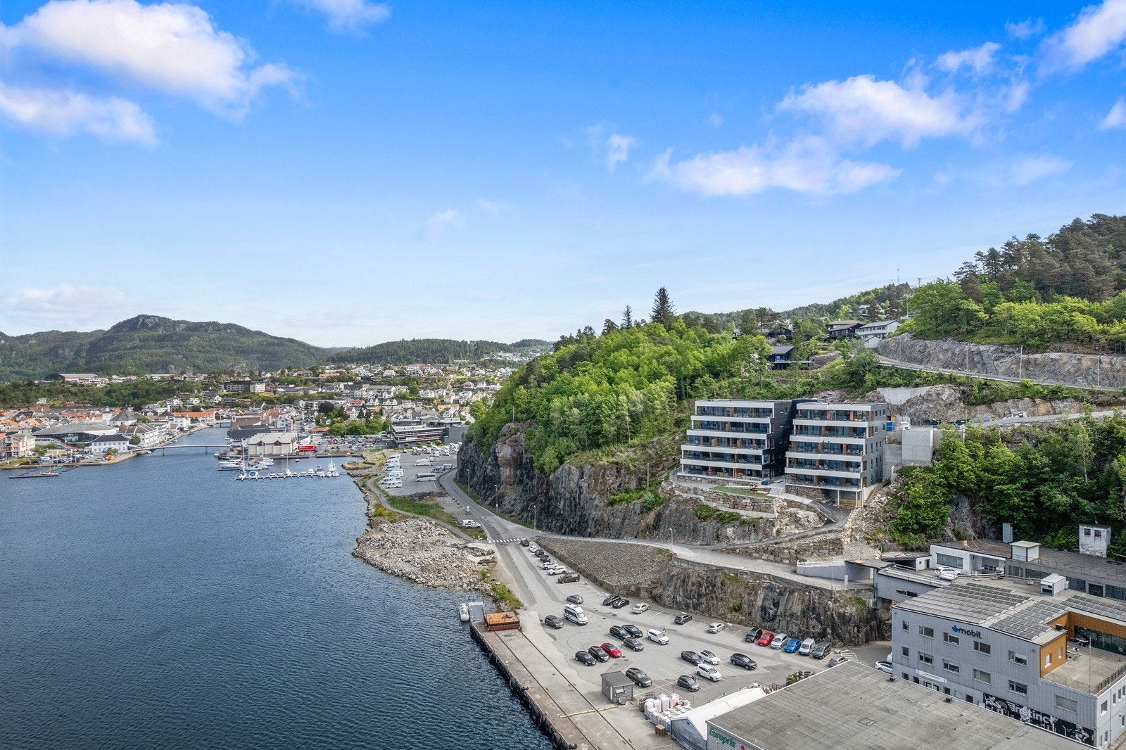 Gangvei ned til Lasta og videre til sentrum eller Grønnes. Galleribilde