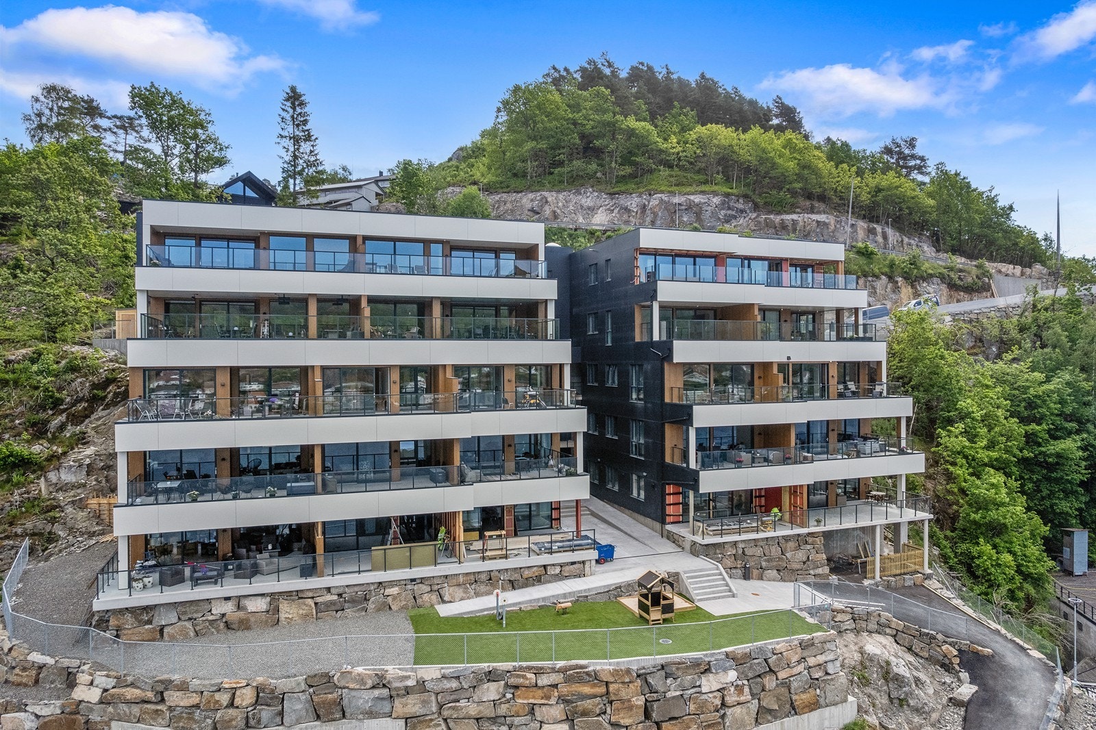 Moderne bygg bestående av to terrasserte blokker. Galleribilde
