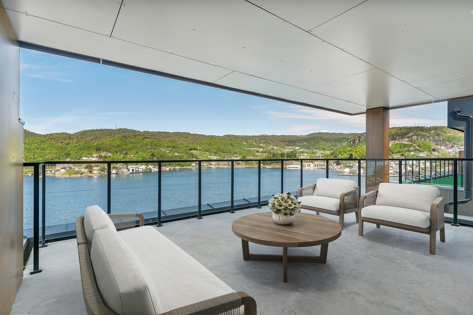 Stor terrasse med glassrekkverk. Galleribilde