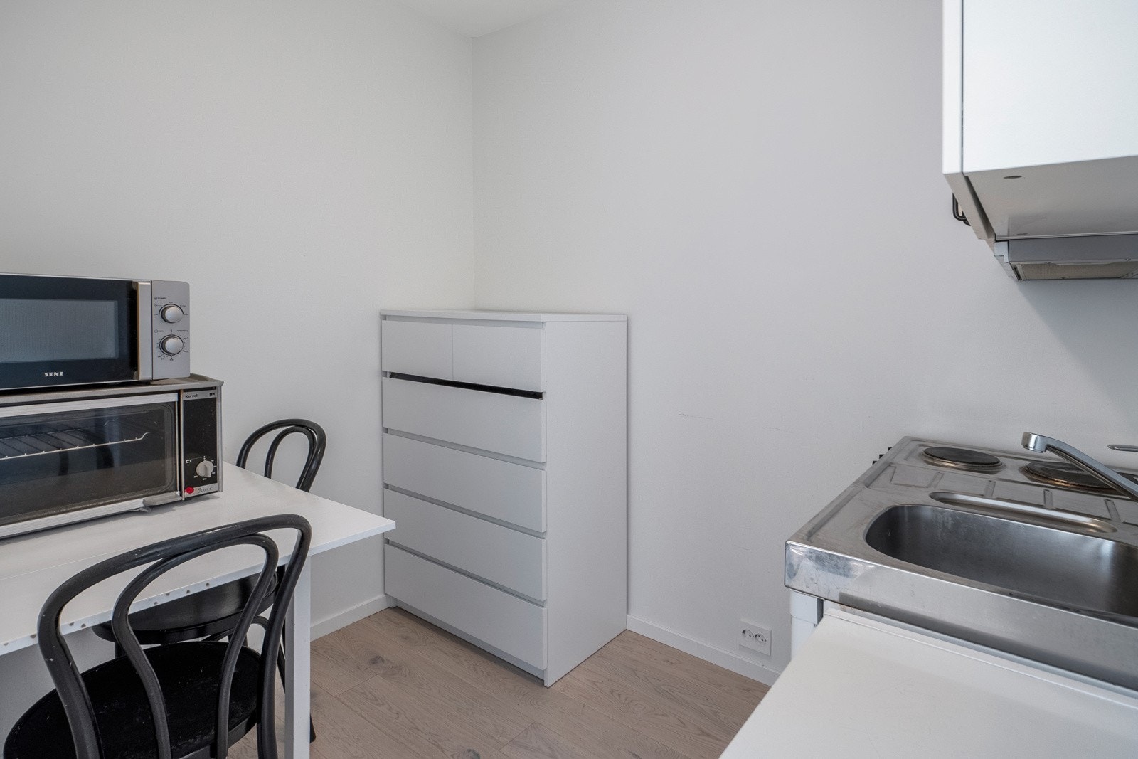 Det er satt inn hybelkjøkken i 3.etasje, dette er opprinnelig en bod. Arbeidene er ikke omsøkt. Galleribilde