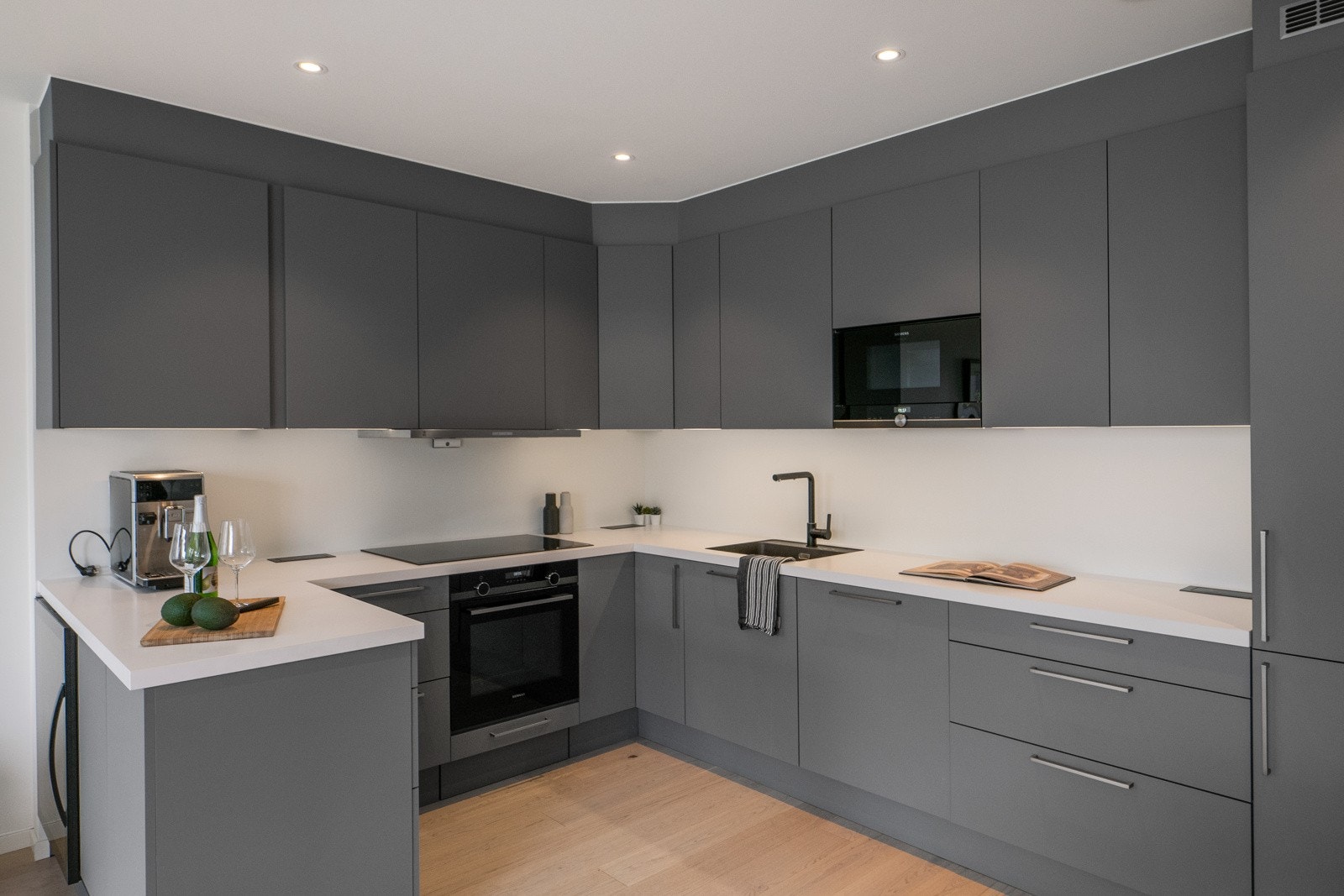 Her har du et moderne kjøkken som ligger i åpen løsning mot stuen. Galleribilde