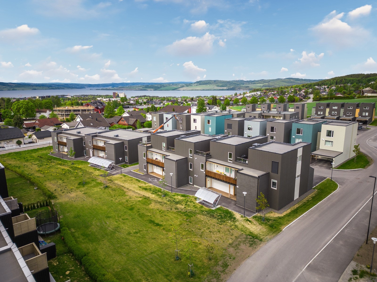 Leiligheten ligger i 2. og 3.etasje, 3.etasje har vært benyttet som hybeldel. Galleribilde