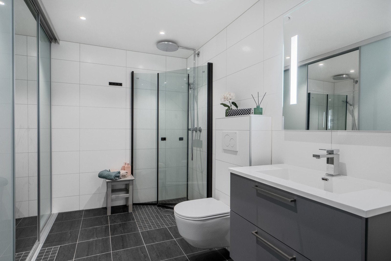 Badet på hovedplan har opplegg for vaskemaskin, dusjhjørne, toalett og servantinnredning. Galleribilde