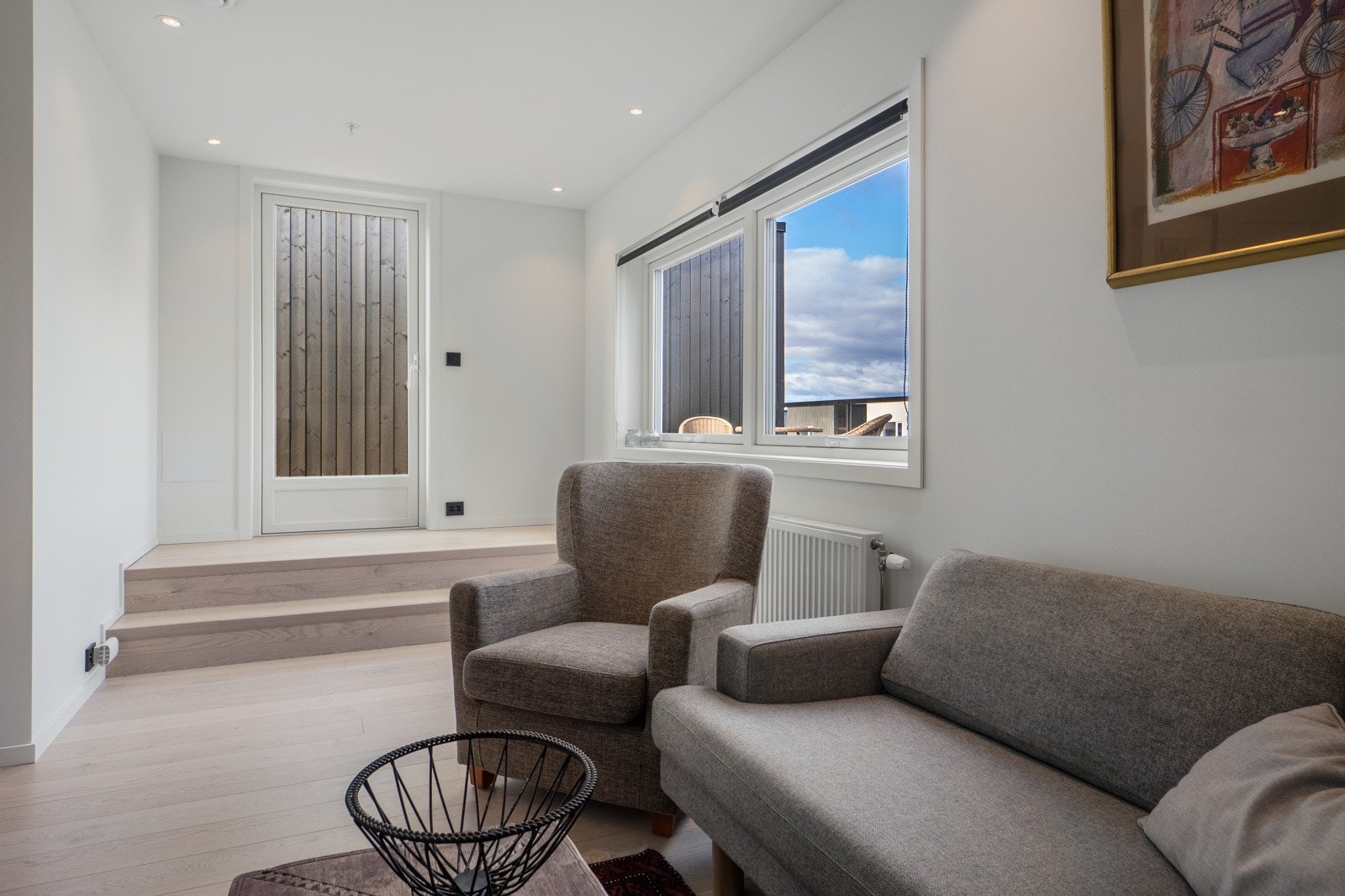 Det er en lys og fin loftstue i 3.etasje. Galleribilde