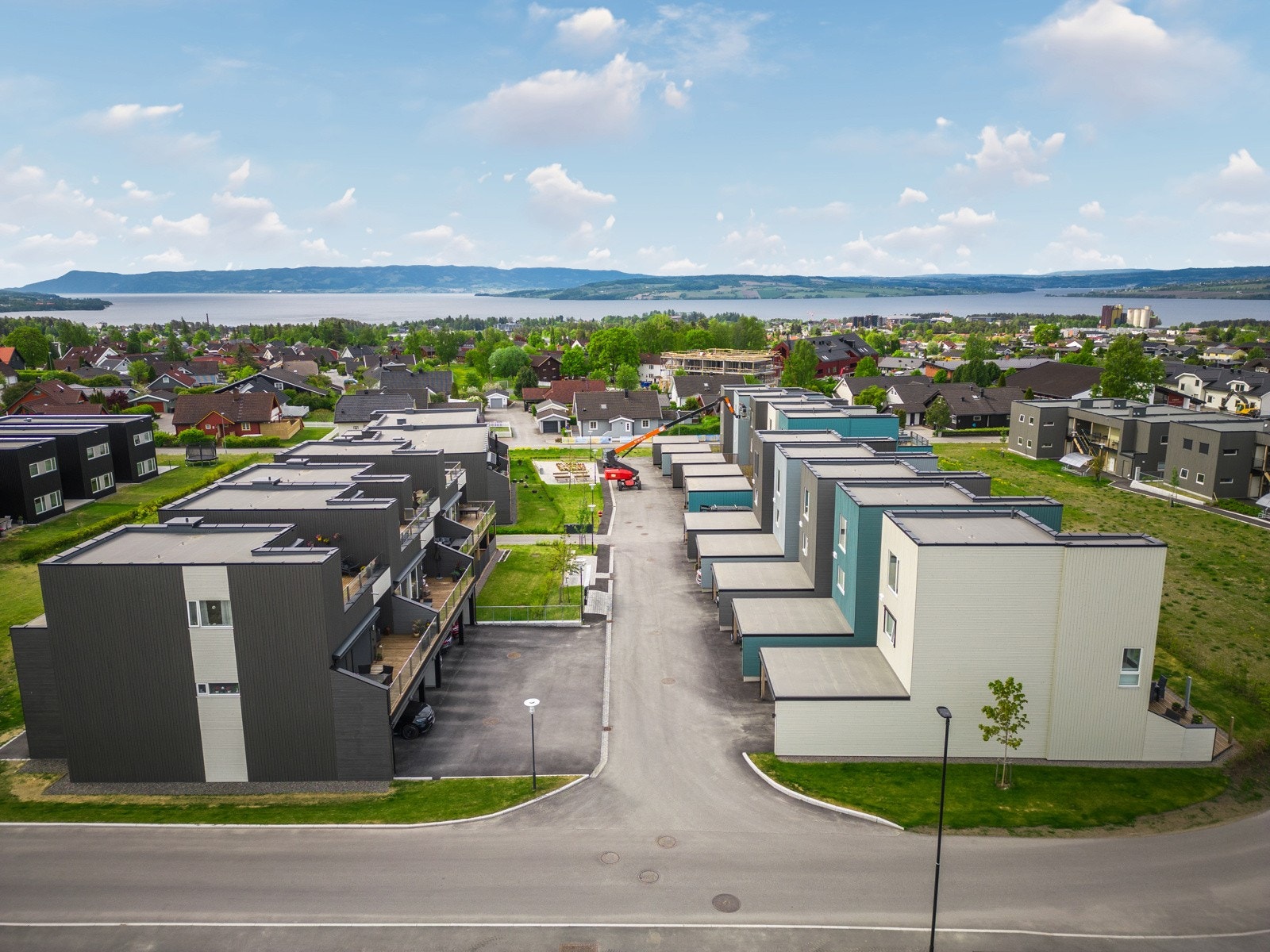 Eiendommen har en rolig og fin beliggenhet med kort vei til barnehage, skole og butikk. Galleribilde