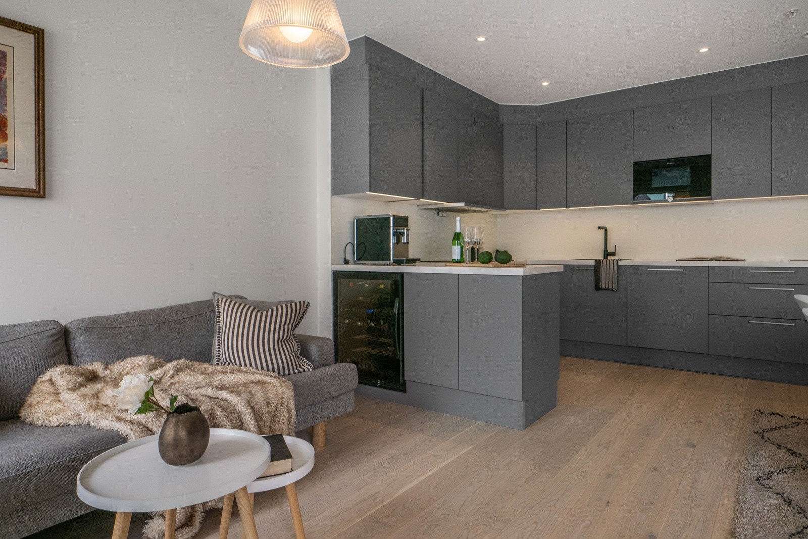 Åpen løsning mellom kjøkken og stue skaper et sosialt oppholdsrom. Galleribilde