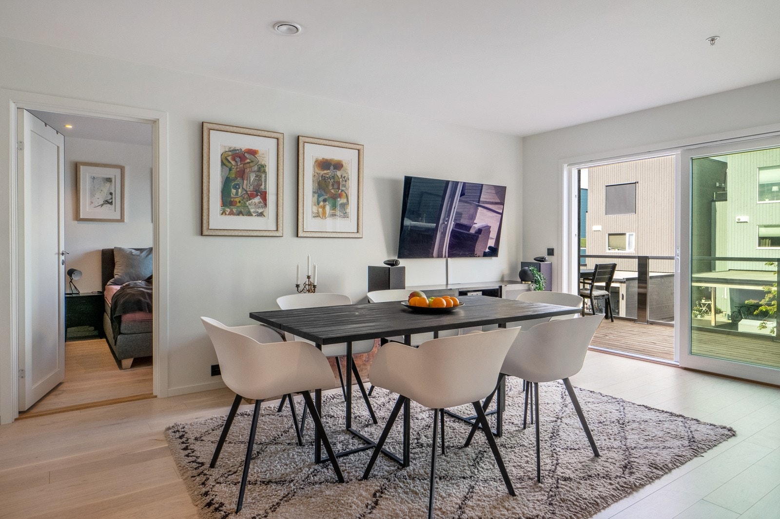 Store vindusflater i stue/spisestue som slipper inn godt med dagslys. Galleribilde