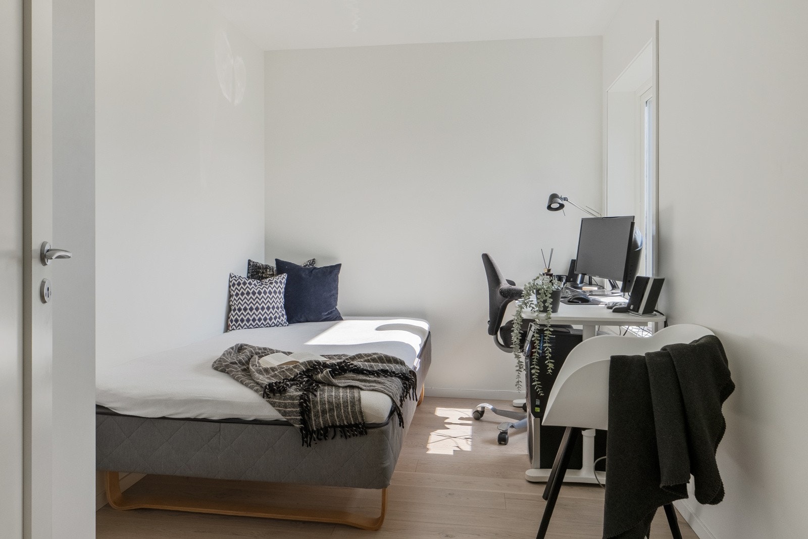 Leiligheten har 2 soverom på hovedplan og 1 soverom i 3.etasje. Galleribilde