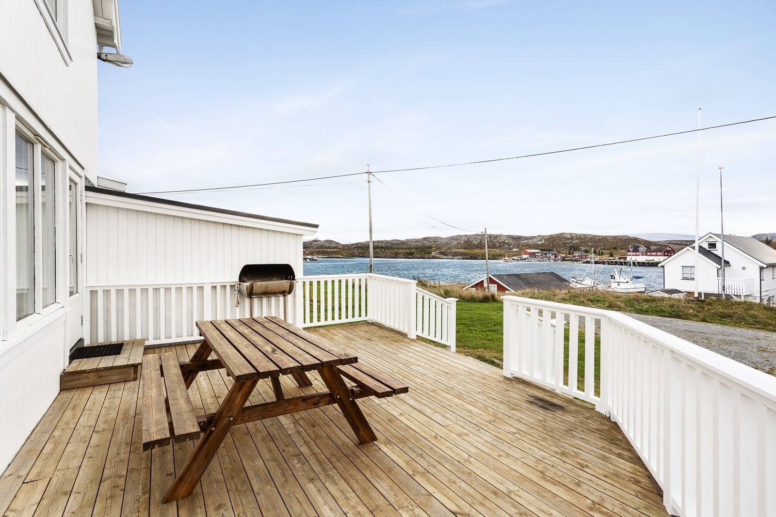 Velkommen til Åkerheimen på vakre Dønna. Fra terrassen kan du se ut over sundet og over til Åkerøya hvor den populære sommerfestivalen Sjarken avholdes. Galleribilde