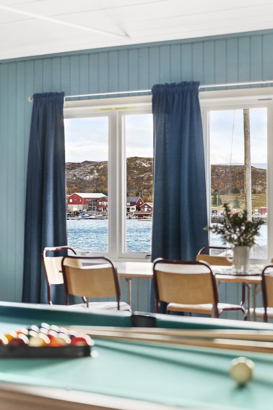 Fin utsikt mens man kan ta et slag biljard Galleribilde