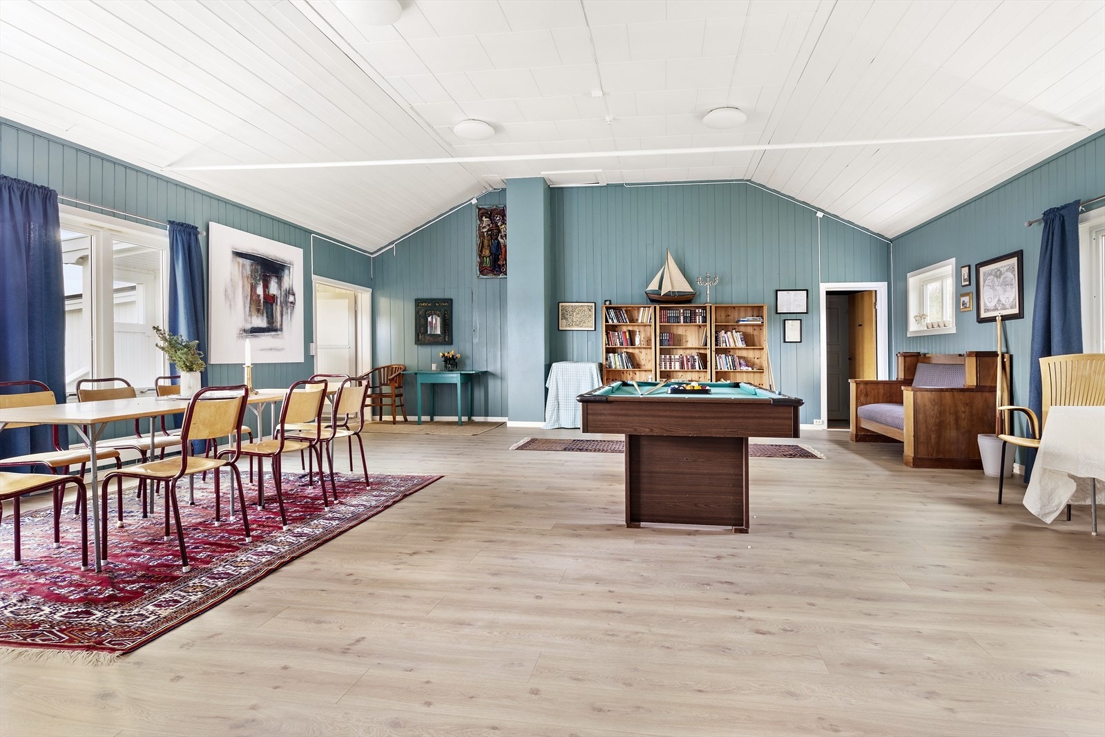 Det er ikke mange eiendommer som kan reklamere med en egen festsal. Her får du akkurat det. Her er det god plass til underholdning. Lokalet har ved flere anledninger vært utleid som selskapslokale for diverse markeringer. Galleribilde