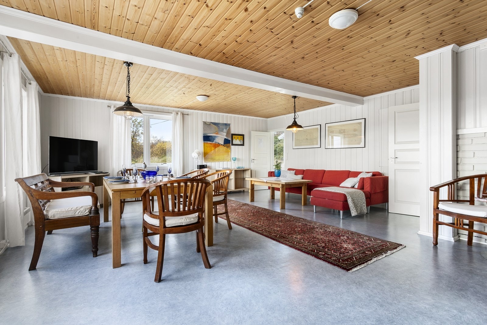 Stuen er romslig. Her kan man ha spisegruppe i front mot utsikten. Galleribilde