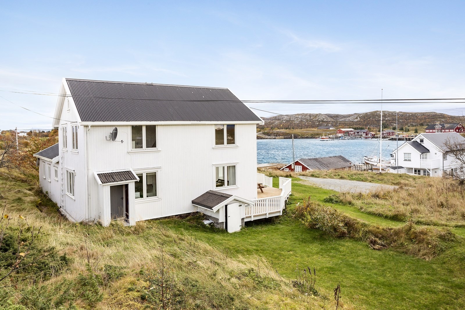 Ytterkledning er stående trepanel og yttertekking er profilerte metallplater. Galleribilde