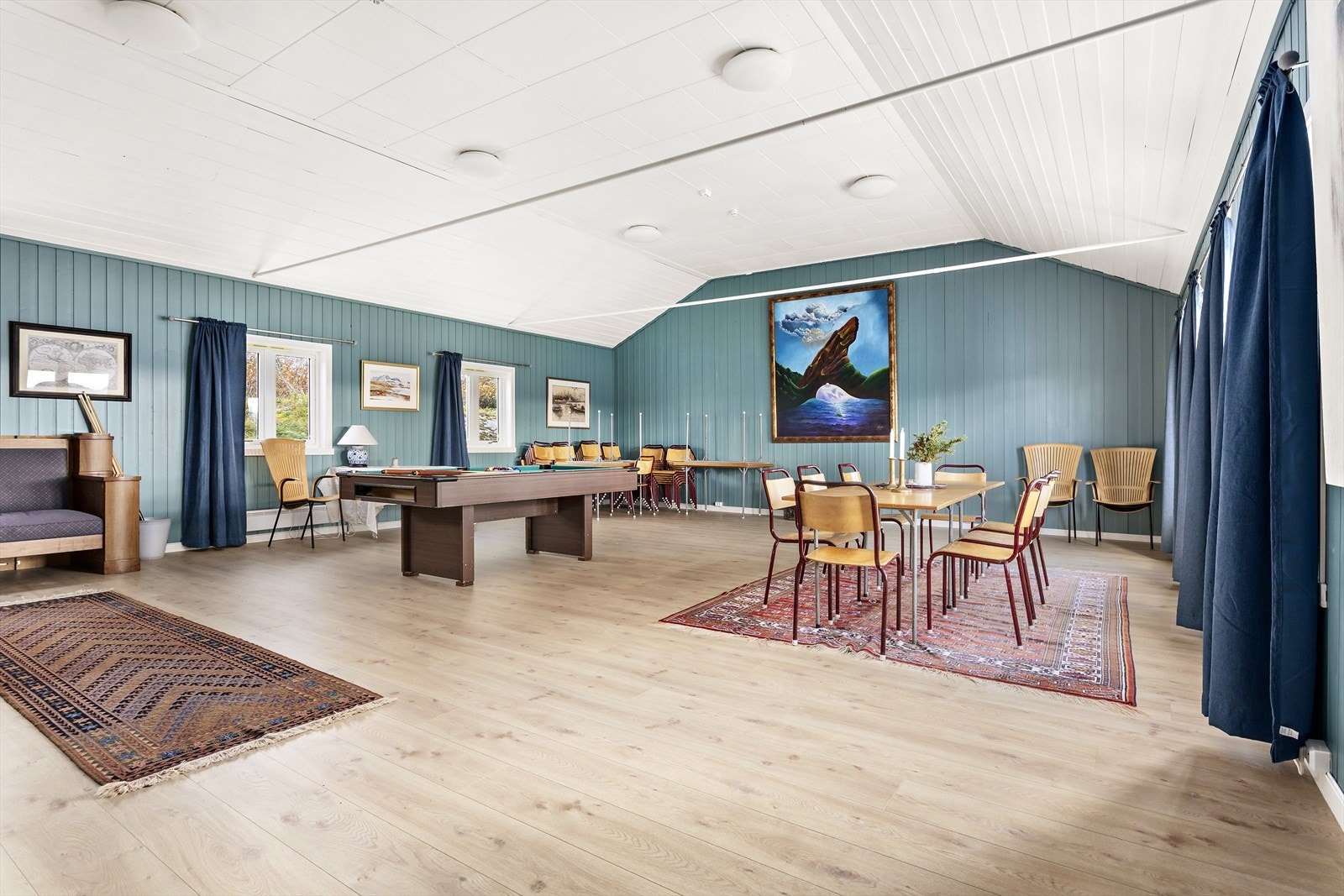 Boligen byr på et stort areal å boltre seg på. Første etasjen er på hele 142 kvm. p-rom, så her er det rikelig med plass. Galleribilde